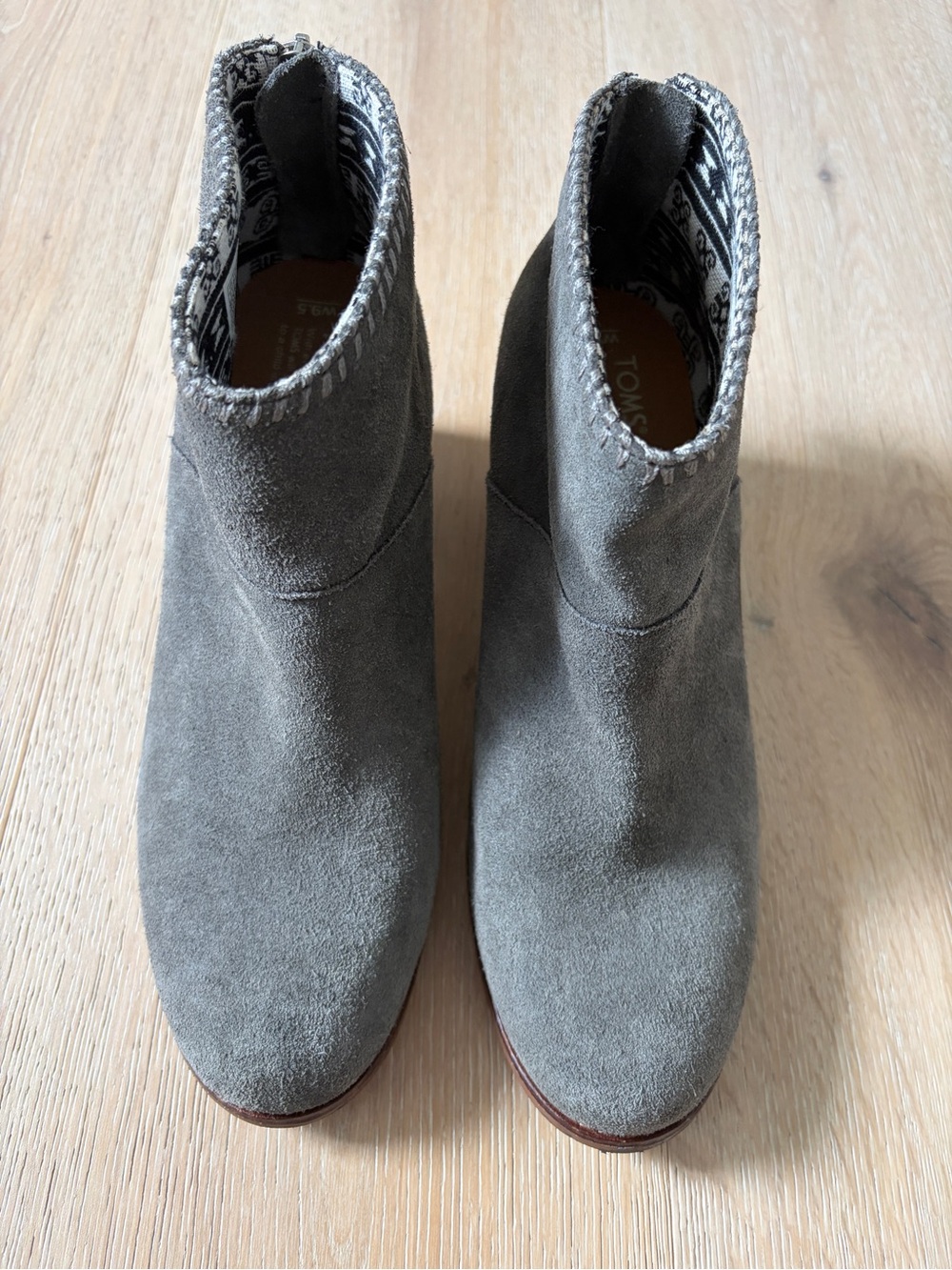 TOMS Boots Womens 9.5 Leila Ankle Booties Gray Suede Tassel Back Zip Low Heels - Picture 2 of 6